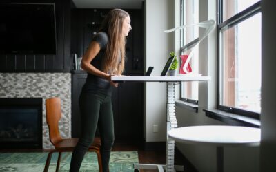 Why Adjustable Standing Desks Are Gaining Popularity in Workplaces